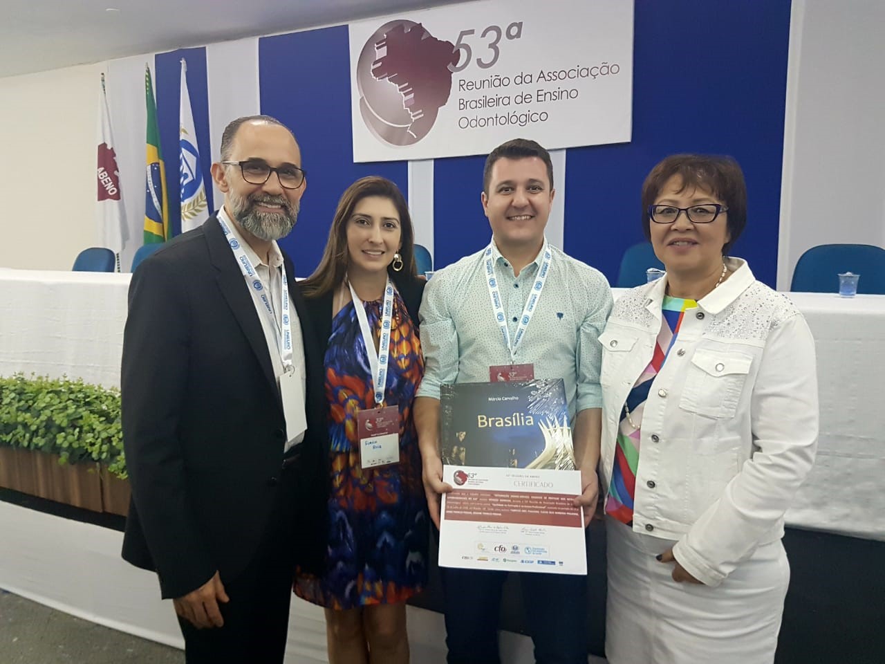 Fabrício Paganini com diretores da Abeno, exibindo Menção Honrosa: o professor da Unipar participa da Comissão nacional com outros seis selecionados